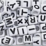 Kralenmix - letters - vierkant - wit met zwart