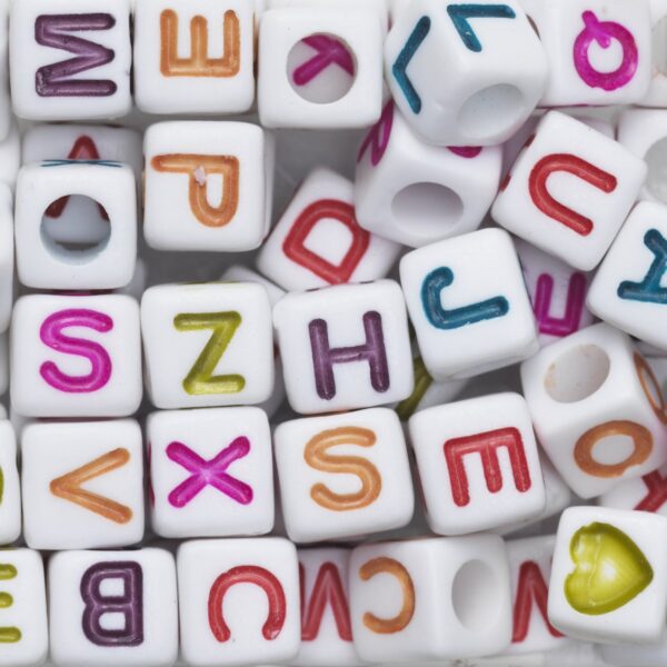 Kralenmix - letters - vierkant - wit met kleur - Afbeelding 1