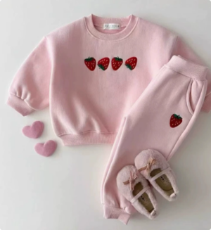 Mini Fashion™ - Aardbei Sweater Licht Roze (broek en trui) / 110 (4 jaar) | Educatief Speelgoed