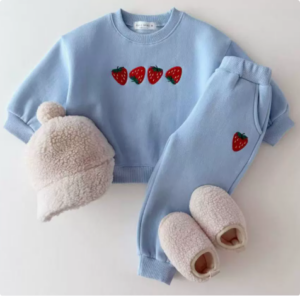 Mini Fashion™ - Aardbei Sweater Lichtblauw (broek en trui) / 90 (2 jaar) | Educatief Speelgoed
