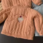 Mini Fashion™ - Katoenen Winterjas met Borduursel Oranje / Maat 130 (6-7 jaar) | Educatief Speelgoed