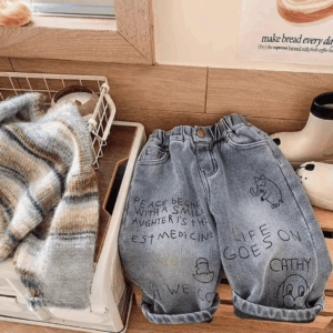 Mini Fashion™ - Straight Leg Jeans - Casual Spijkerbroek Zwarte tekst / 110 (3-4 jaar) | Educatief Speelgoed