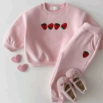 Mini Fashion™ - Aardbei Sweater Licht Roze (broek en trui) / 130 (6 jaar) | Educatief Speelgoed