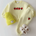 Mini Fashion™ - Aardbei Sweater Licht Geel (broek en trui) / 110 (4 jaar) | Educatief Speelgoed