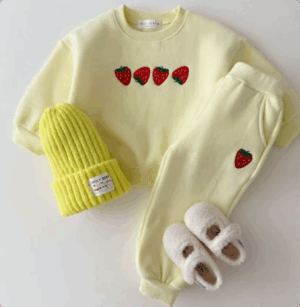 Mini Fashion™ - Aardbei Sweater Licht Geel (broek en trui) / 80 (1 jaar) | Educatief Speelgoed