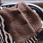 Mini Fashion™ - Pluche&Fijne Stof - Bodywarmer Bruin / 100 (2-3 jaar) | Educatief Speelgoed