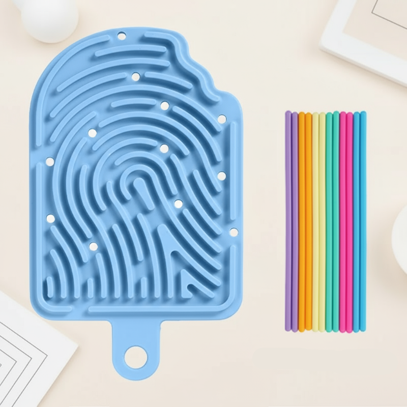 5_aec7aa7b-a6c2-4c91-a32d-44daab650b3b FidgetFrost– Speels&Zacht– Siliconen Busy Board Blauwe ijspinnen | Educatief Speelgoed - Afbeelding 1