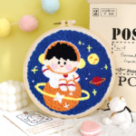 SoftLoop– Zacht&Creatief– DIY Punch Needle Thuisdecor Set Astro Jongen | Educatief Speelgoed