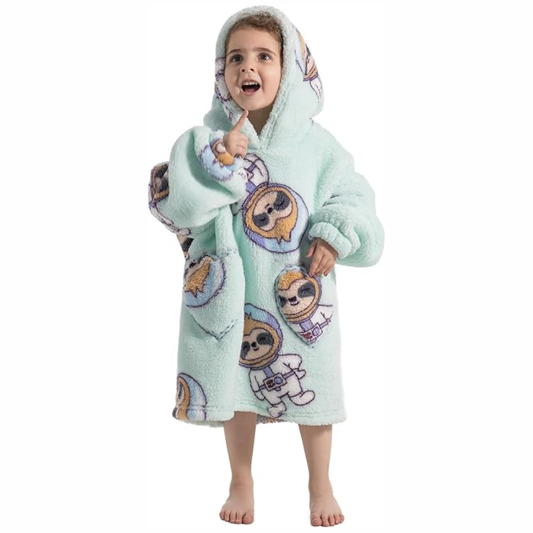 21_bcf30463-cf83-4656-b7f1-f84ccf28b437 HappySnug– Schattig en comfortabel – Kinderdeken met capuchon One Size (1-3 jaar) / Ruimte Luiaard | Educatief Speelgoed - Afbeelding 1