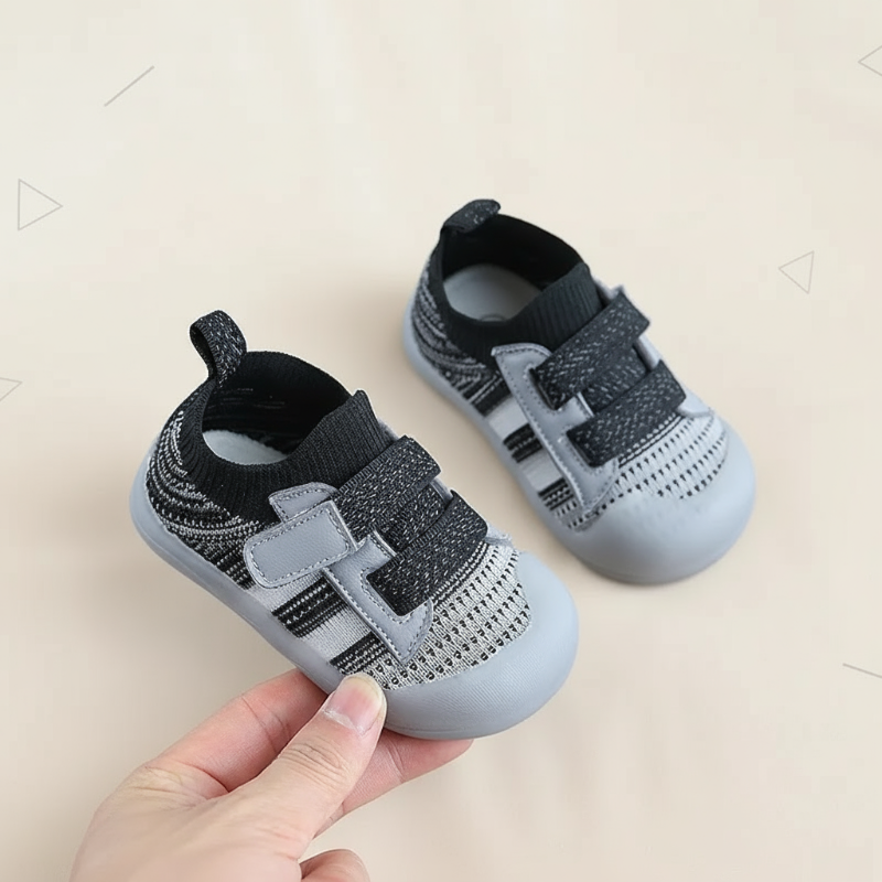 2_f1b67537-143e-477a-a6b8-61df23b5641a TinyRunner– Sportief&Ademend– Mesh Babyschoenen met Zachte Zool Zwart Grijs / 25 (3 jaar) | Educatief Speelgoed - Afbeelding 1