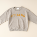 Mini Fashion™ -"Weekend"- Sweater Zand Zaterdag / 130 (6-7 jaar) | Educatief Speelgoed