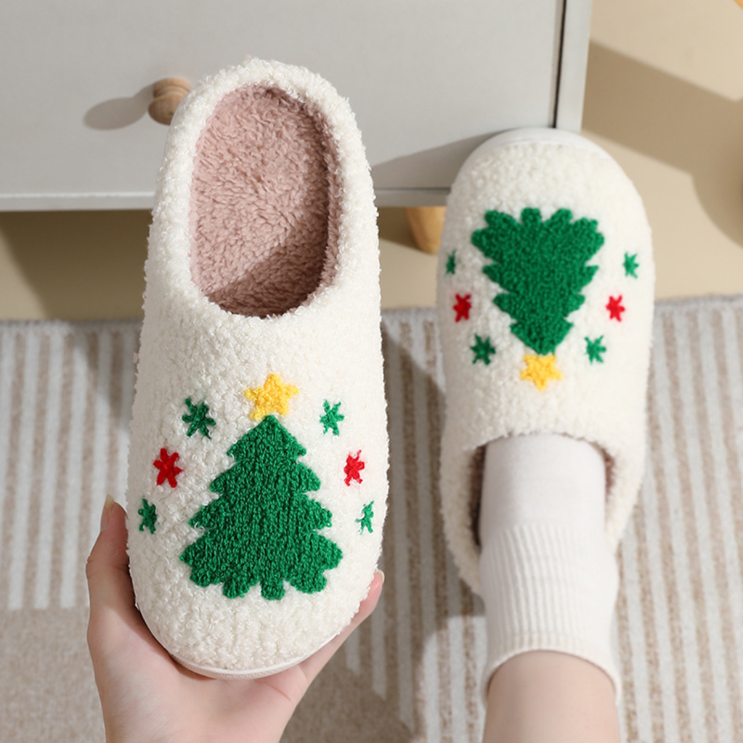 ChristmasTree_67e5030c-9670-400a-a9f8-e5ec566b57bc Noordlicht– Warm&Feestelijk– Pluche Kerstpantoffels met motief Kerstboom / 42-43 | Educatief Speelgoed - Afbeelding 1