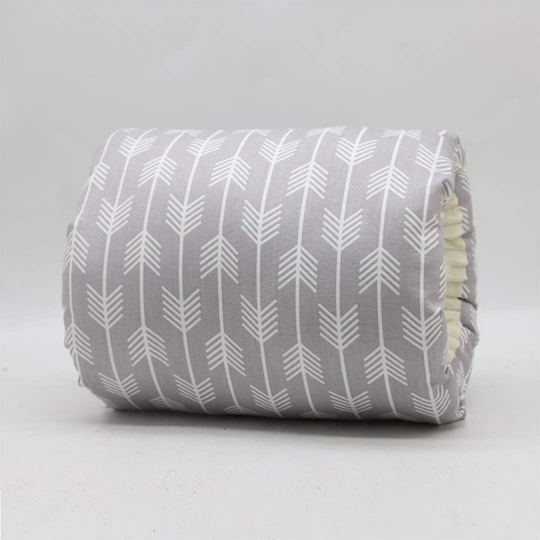 Gray_arrows MamáEase – Ergonomisch&Zacht– Voedingskussen voor Baby Grijze pijlen | Educatief Speelgoed - Afbeelding 1