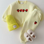 Mini Fashion™ - Aardbei Sweater Licht Geel (broek en trui) / 100 (3 jaar) | Educatief Speelgoed
