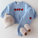 Mini Fashion™ - Aardbei Sweater Lichtblauw (broek en trui) / 120 (5 jaar) | Educatief Speelgoed