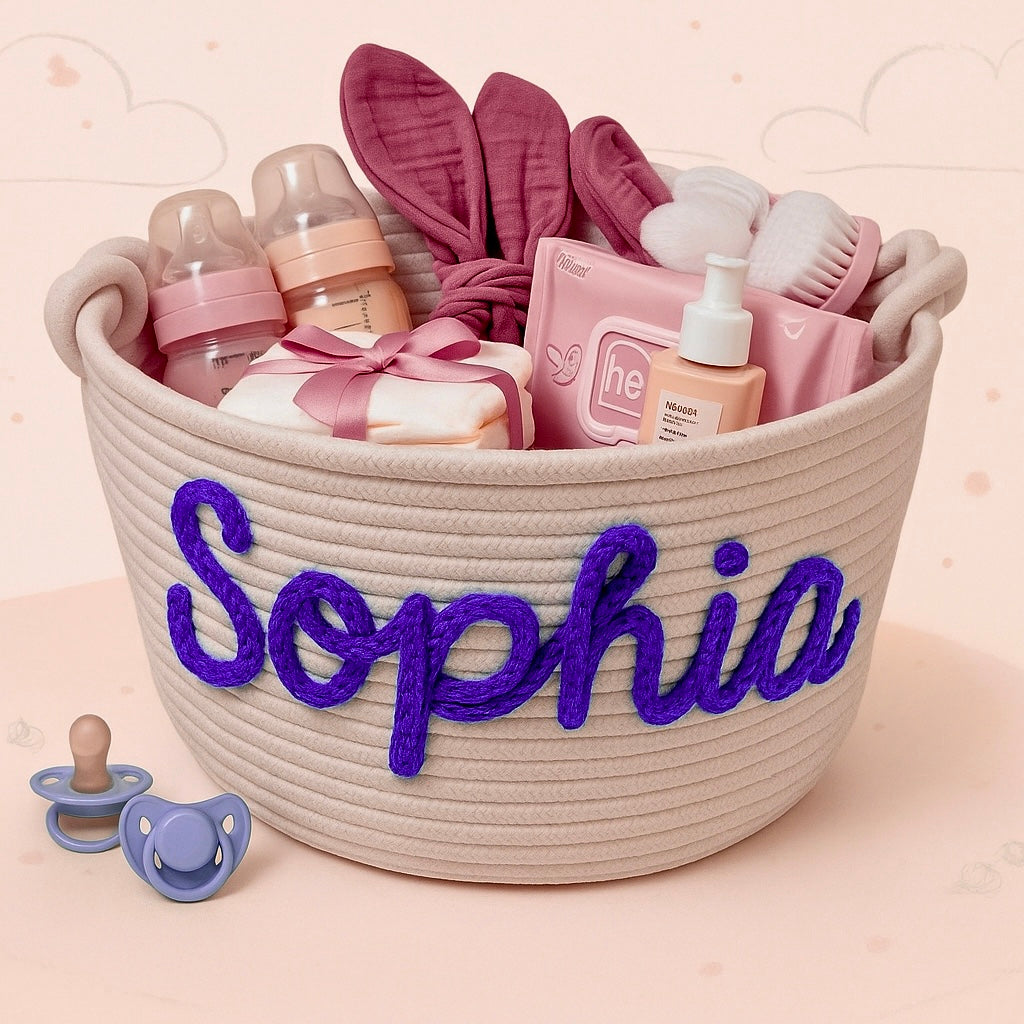 Untitled_design_6f3a7a8d-9af3-4847-b777-b194aefa151d CuddleBasket– Schattig&Persoonlijk– Gepersonaliseerde Luiermand L (30x18cm) / Paars | Educatief Speelgoed - Afbeelding 1