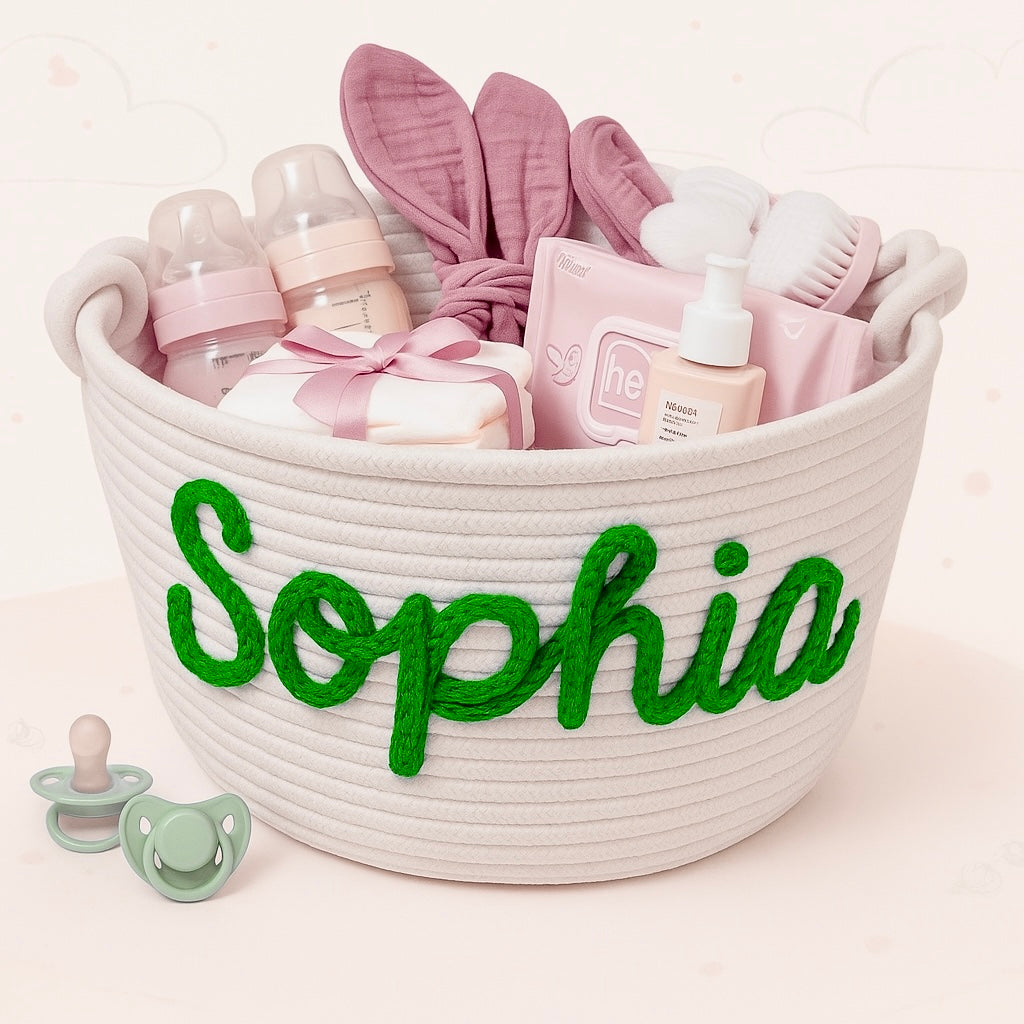 Untitled_design_a88615bc-f1fb-4189-b4d6-f8871eefd0cc CuddleBasket– Schattig&Persoonlijk– Gepersonaliseerde Luiermand M (24x18cm) / Groen | Educatief Speelgoed - Afbeelding 1