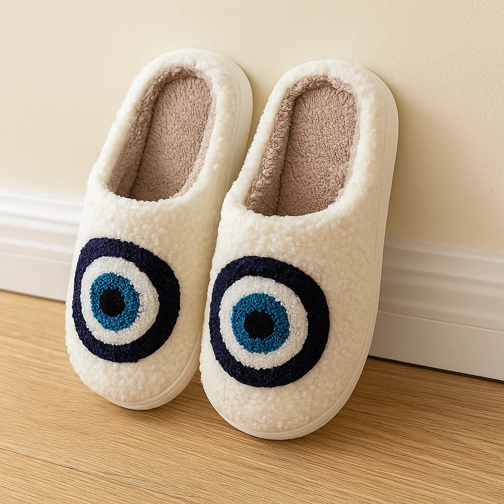 assets_task_01k4mvx88xe47bcc7rt2a70992_1757342121_img_0 Noordlicht– Warm&Feestelijk– Pluche Kerstpantoffels met motief Oog / 38-39 | Educatief Speelgoed - Afbeelding 1